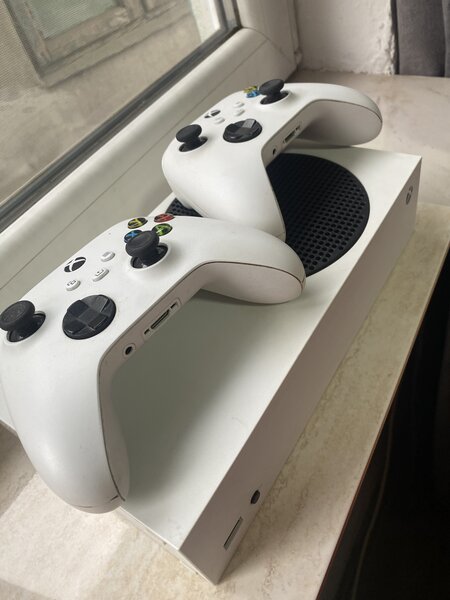 Xbox Series S + 2 controllere, stare foarte buna+jocuri pe el